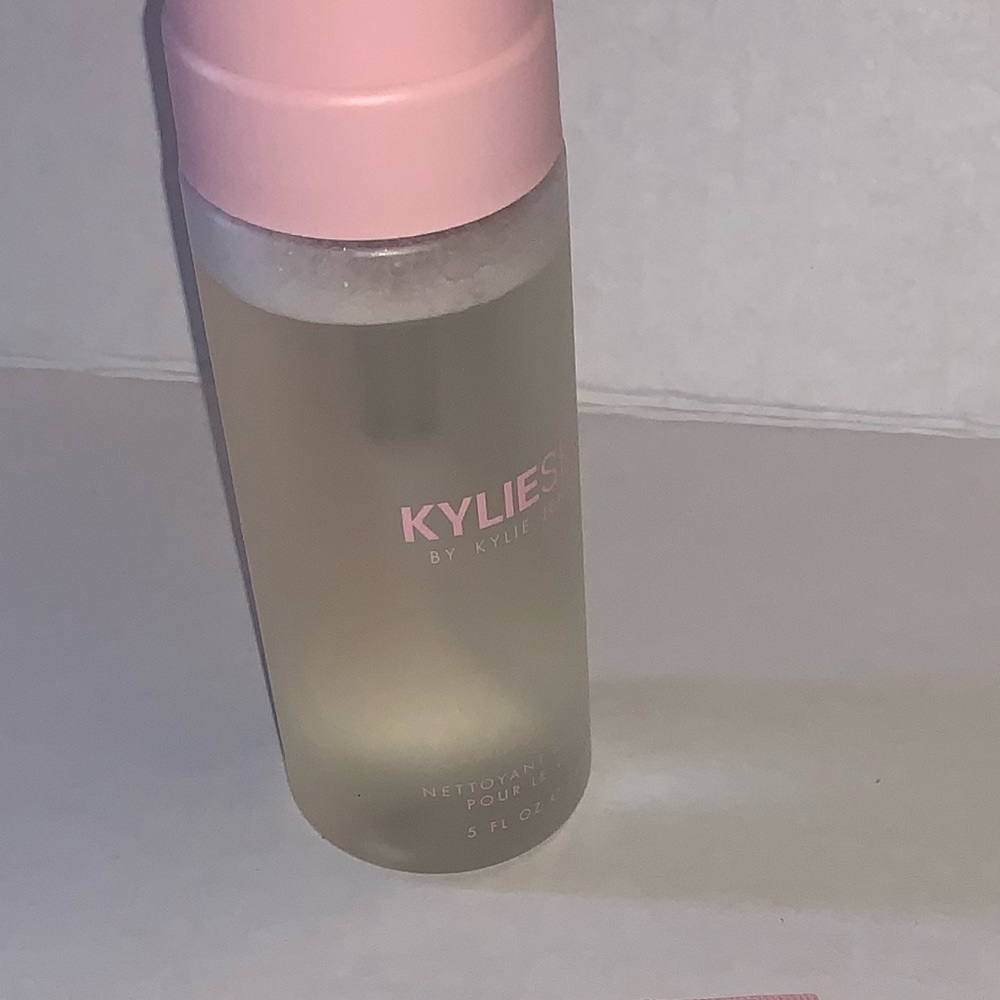 KYLIESKIN foaming face wash